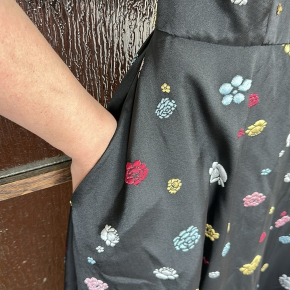 MONIQUE LHUILLIER
Floral A Line Ball Gown size 8 - Picture 5 of 11